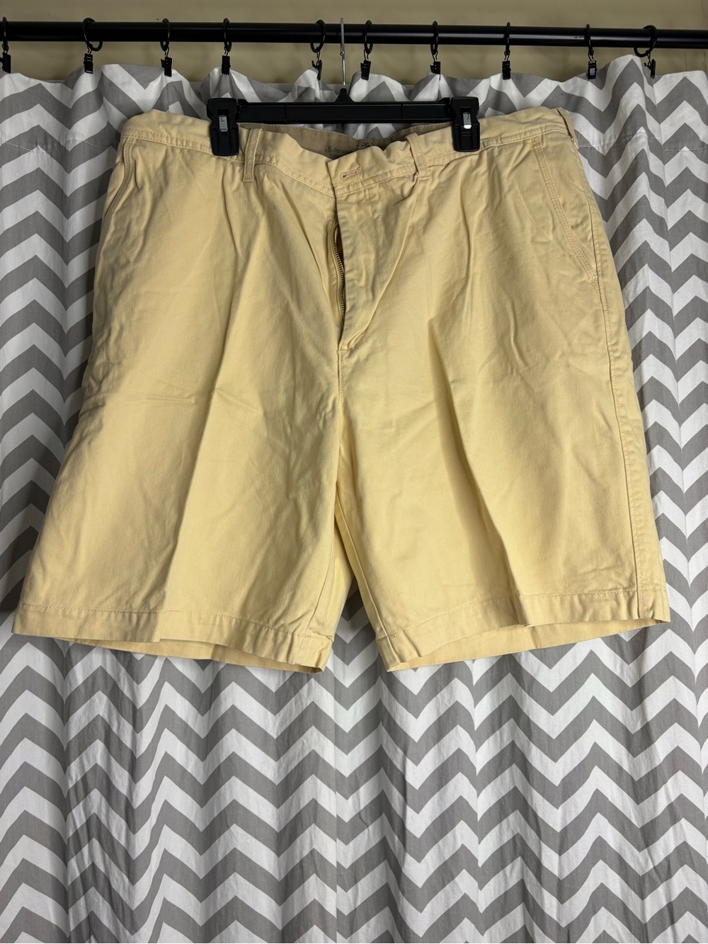 Izod Men's Pale Yellow Cargo Shorts